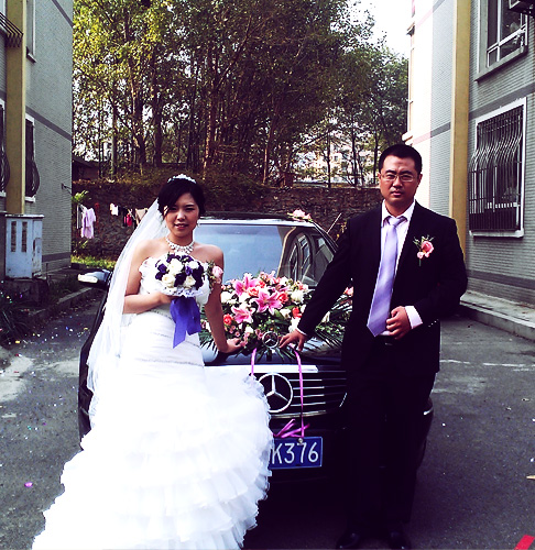 Traditional Chinese wedding ceremony: taking pictures in front of the car