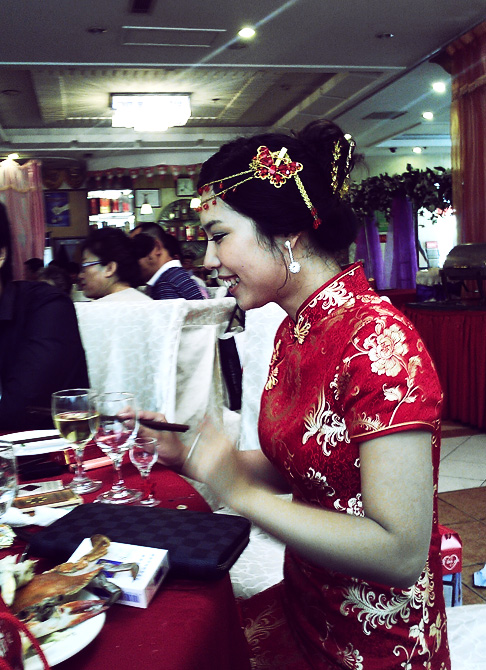 Traditional Chinese wedding clothes: the bride looks beautiful in a qipao