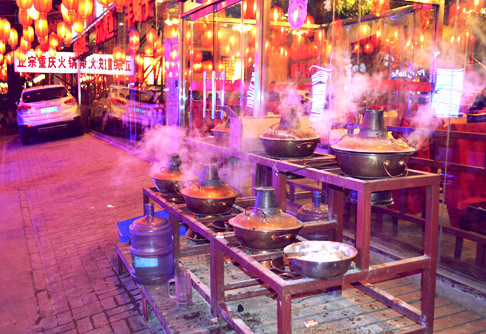 Cooking pots on Guijie
